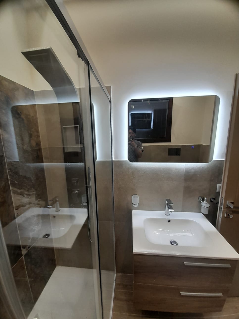 Bagno moderno con specchio retroilluminato