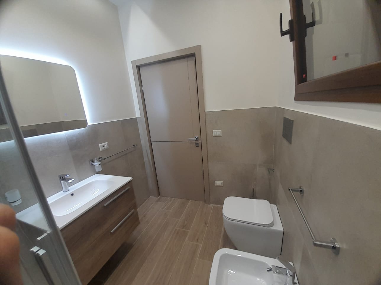 Bagno con finiture nuove di pregio