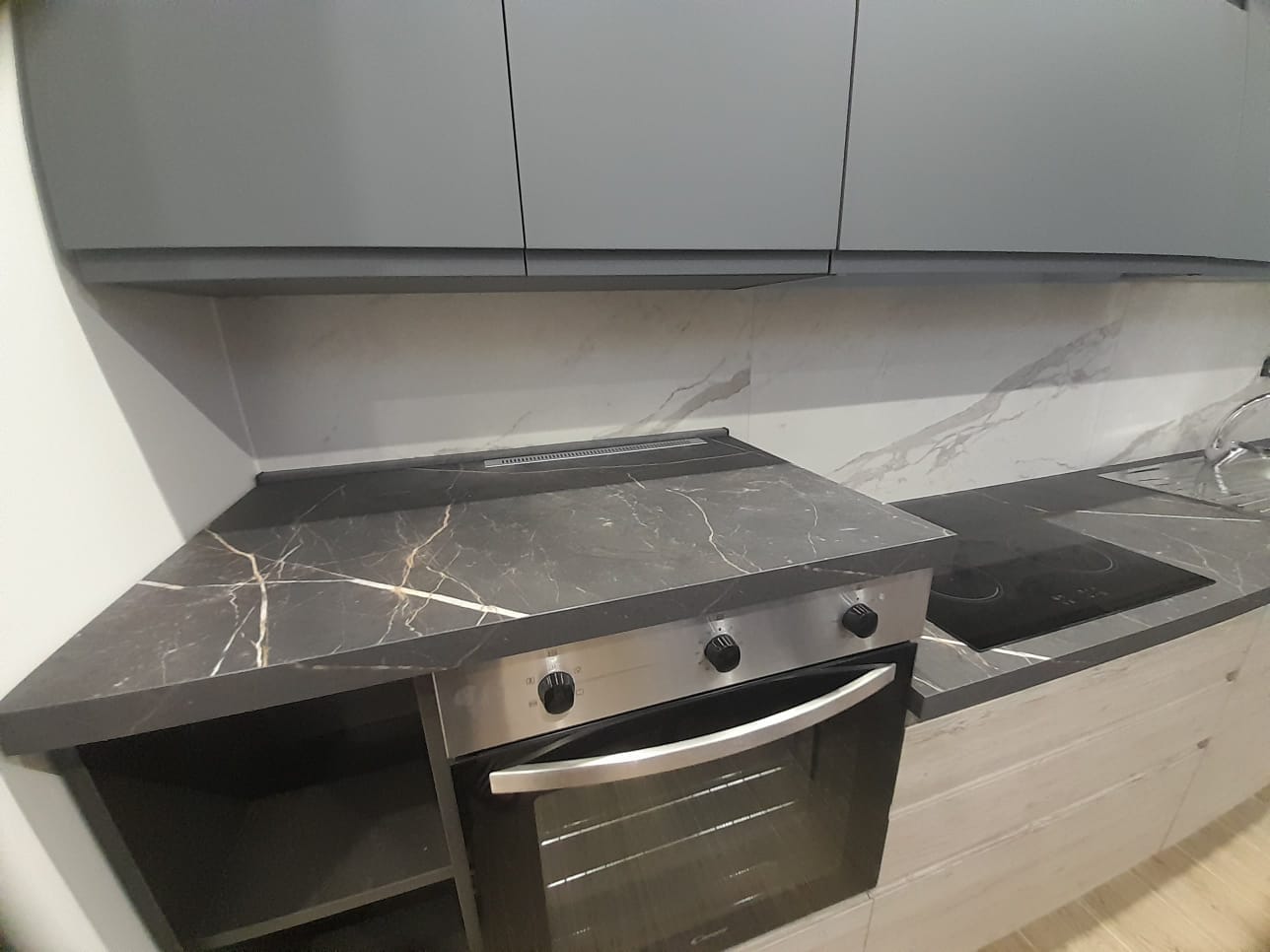 Cucina moderna con piano in marmo e forno