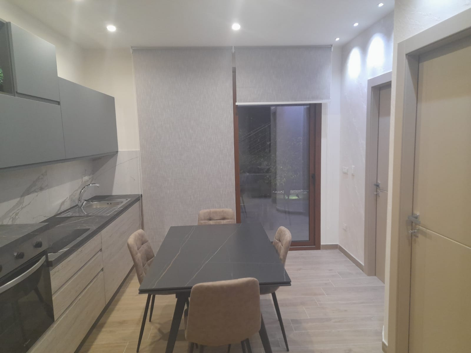Cucina abitabile con zona pranzo e affaccio sul giardino