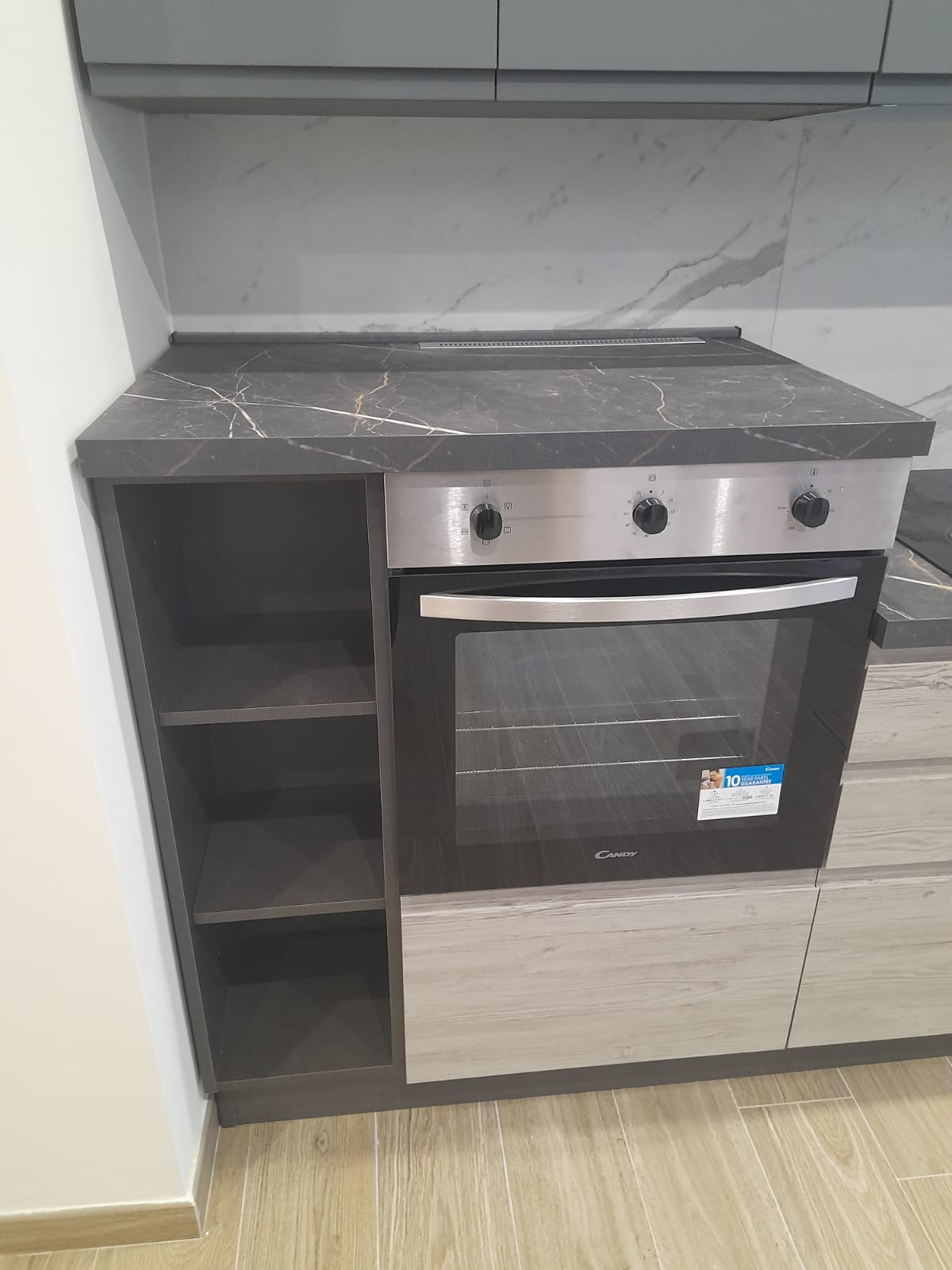 Cucina attrezzata con piano cottura e forno