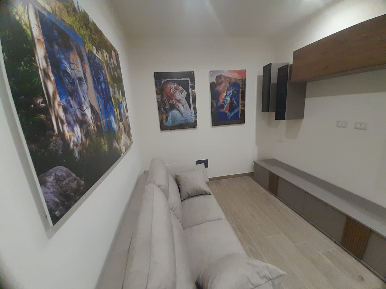 Zona relax con grande opera d'arte contemporanea e divano
