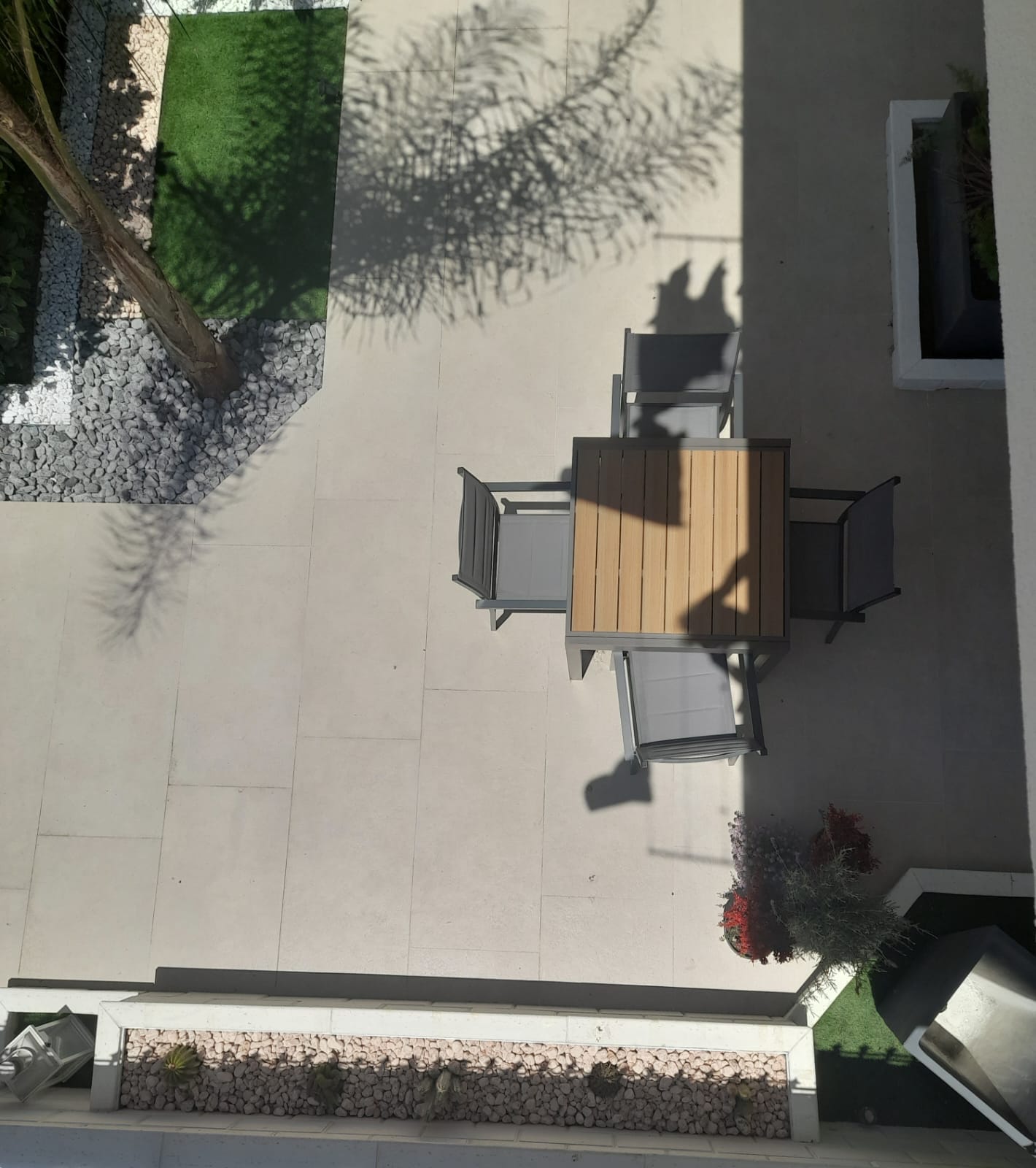 Il patio con tavolo e sedie visto dall'alto