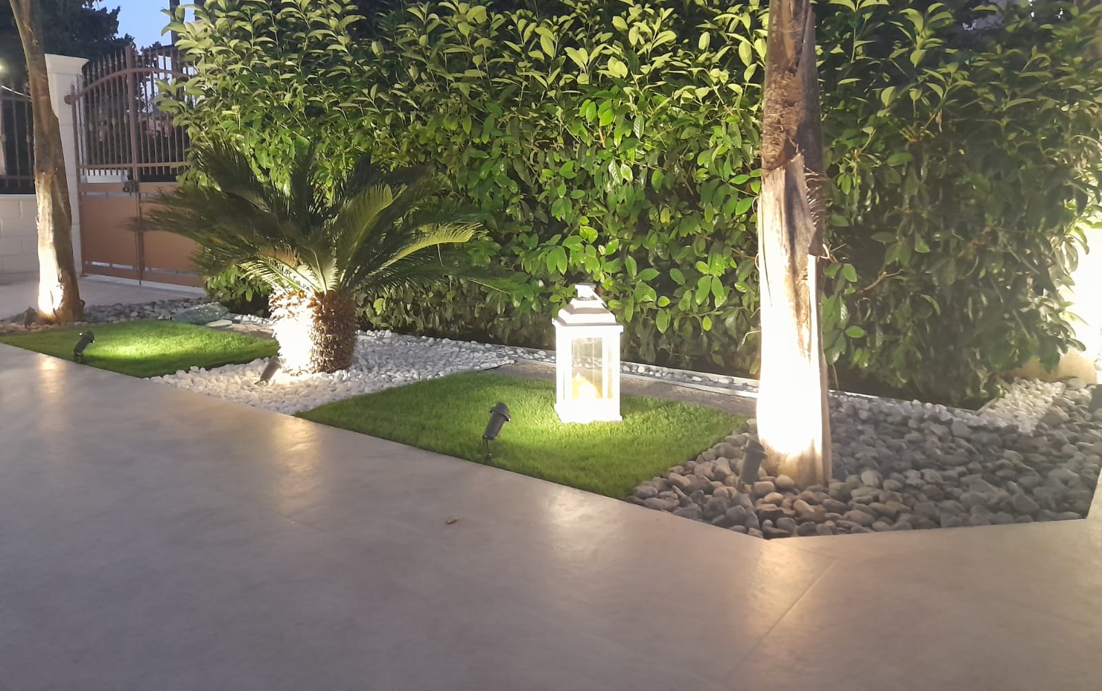 Angolo del giardino con illuminazione scenografica di sera