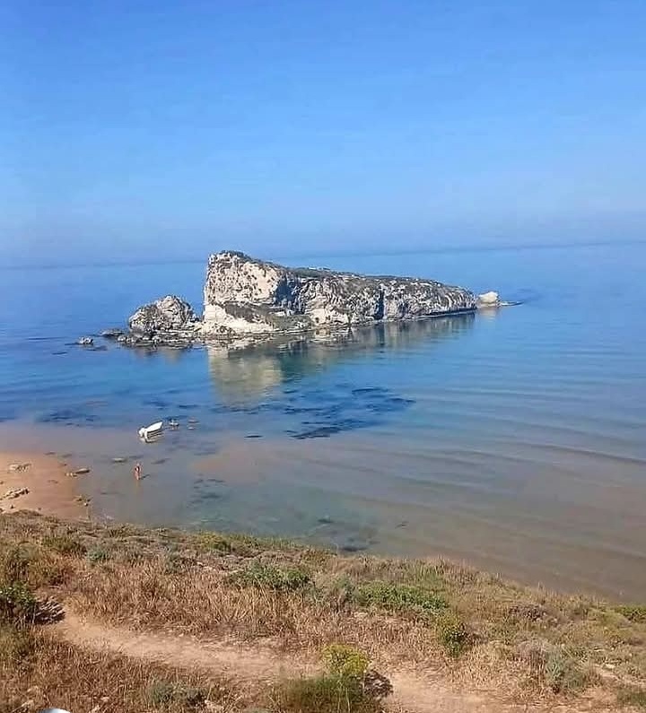 Lo scoglio della Rocca di Mollarella che affiora nel mare turchese