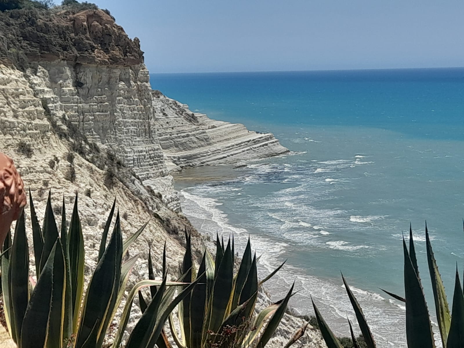 La falesia bianca della Scala dei Turchi incorniciata dalle agavi