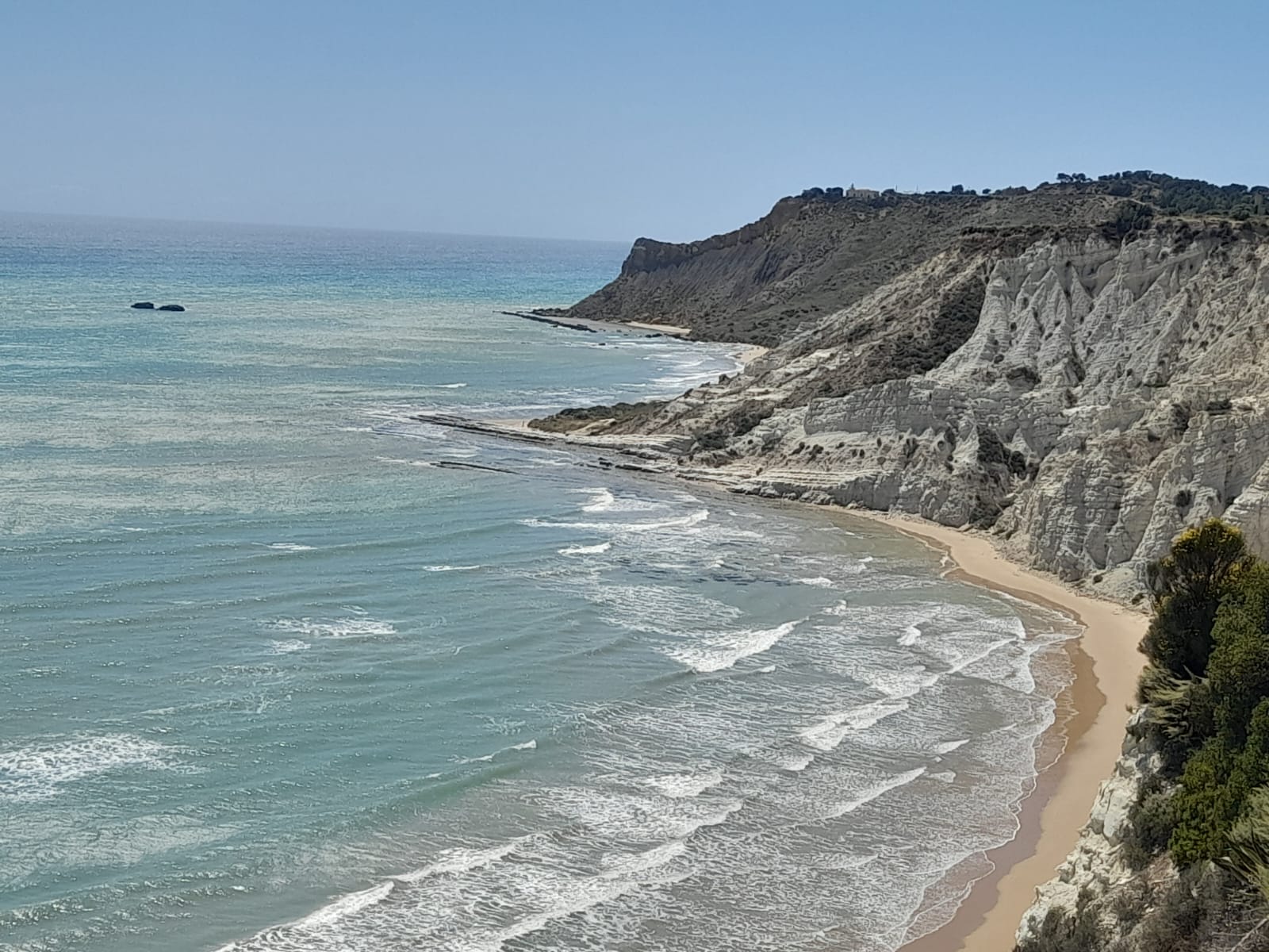 La baia della Scala dei Turchi vista dall'alto, con la falesia bianca e la spiaggia dorata