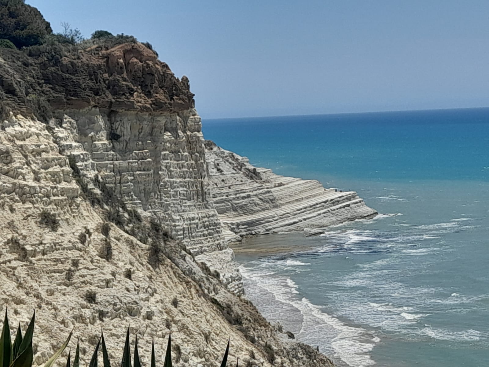Dettaglio degli strati di marna bianca della falesia sul mare blu
