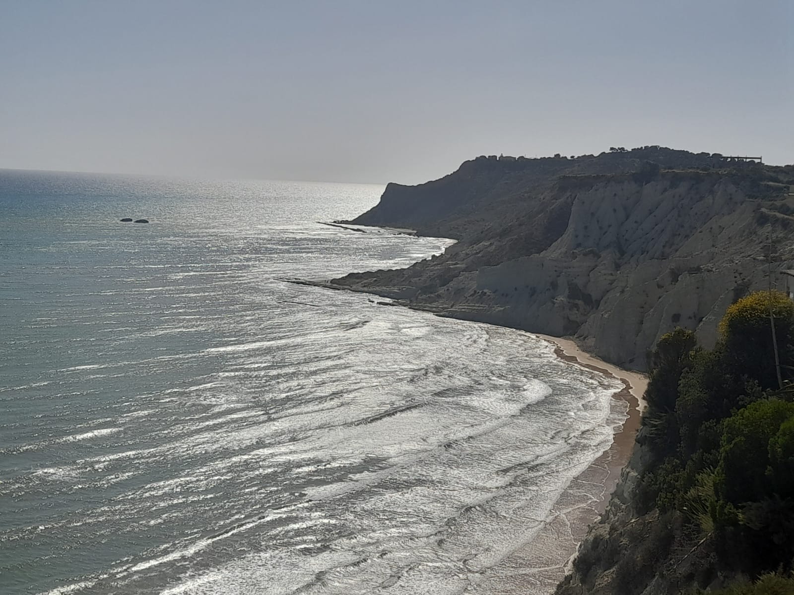 La costa della Scala dei Turchi in controluce sul mare scintillante