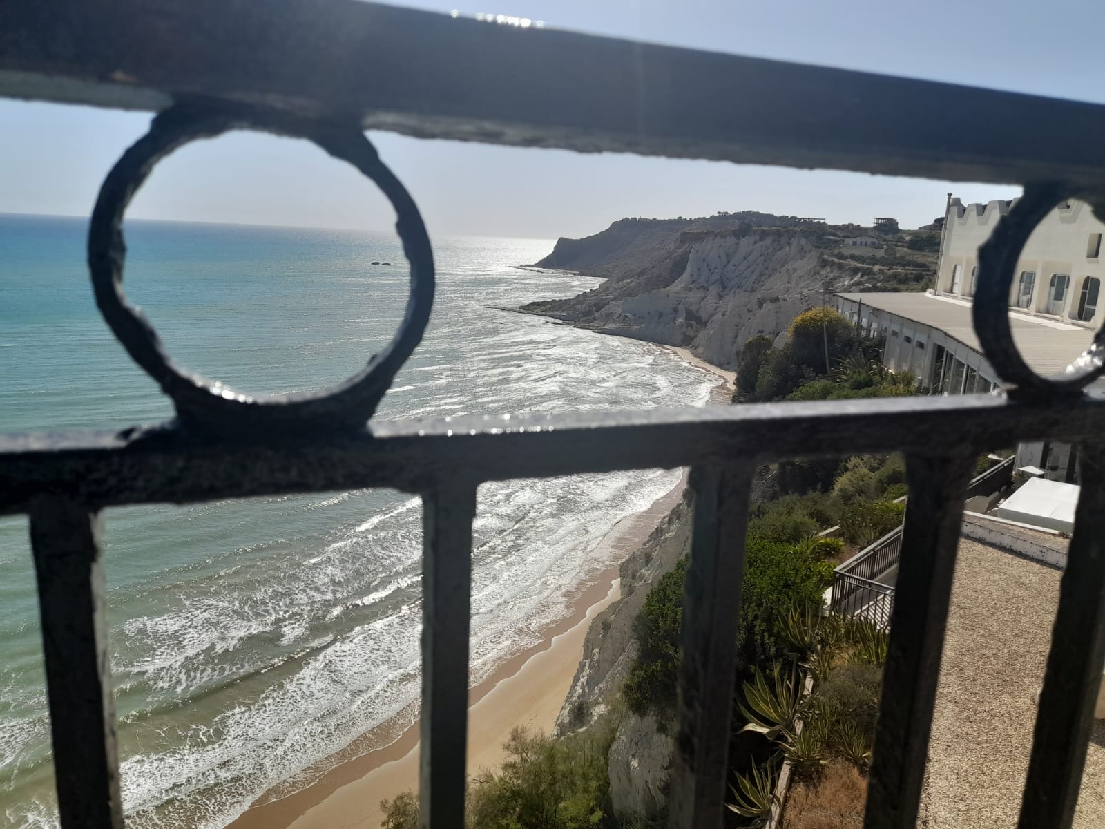 La Scala dei Turchi inquadrata tra una ringhiera in ferro battuto