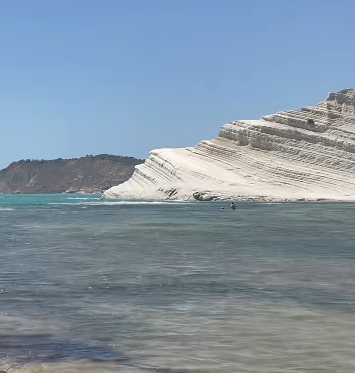La Scala dei Turchi vista dalla spiaggia, con il mare cristallino