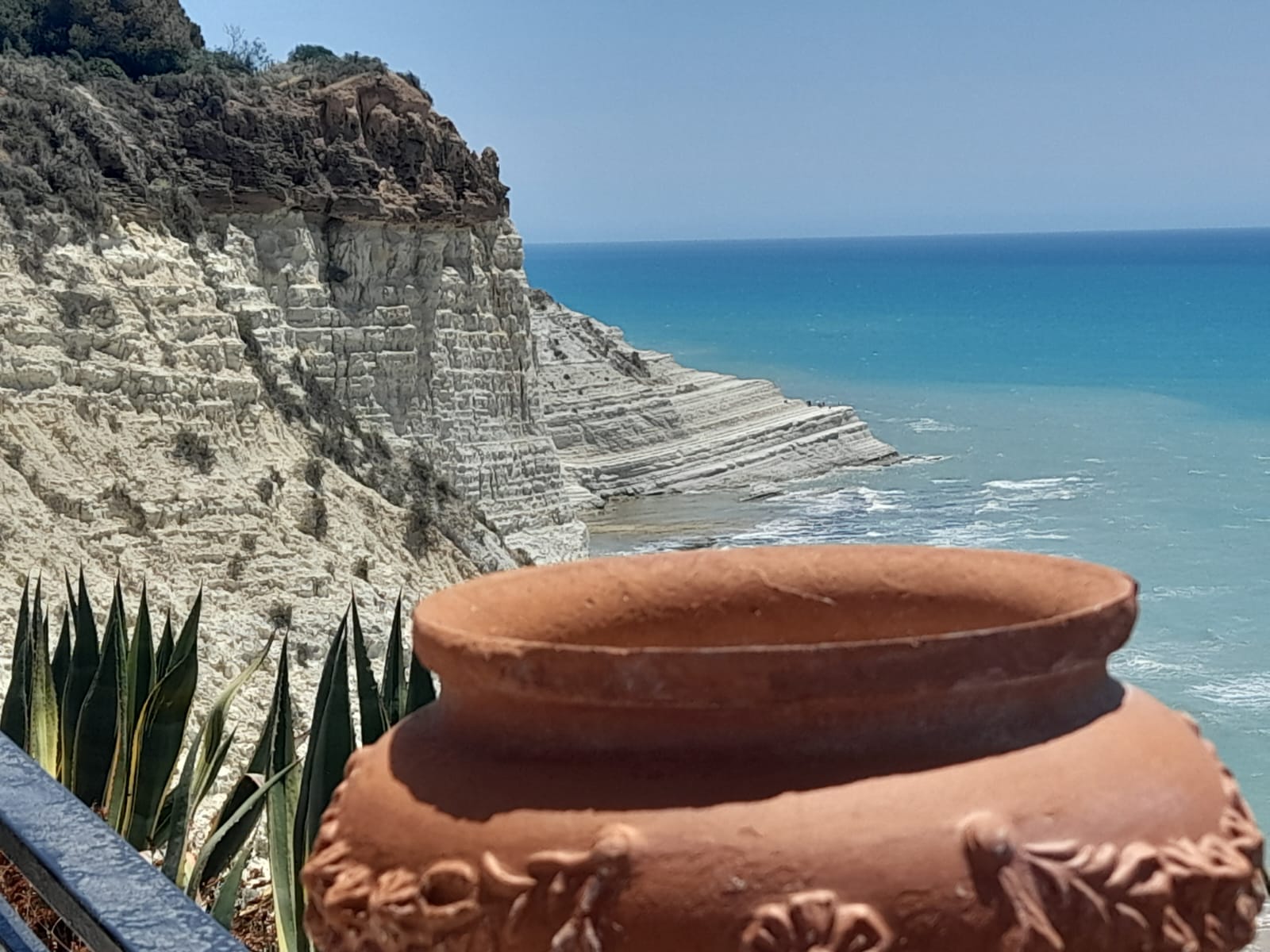 Vaso in terracotta siciliano affacciato sulla Scala dei Turchi