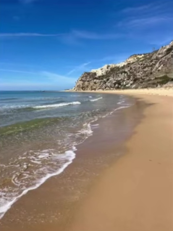 La spiaggia di sabbia dorata di Sicula Marina a Siculiana, con scogliera calcarea e mare smeraldo