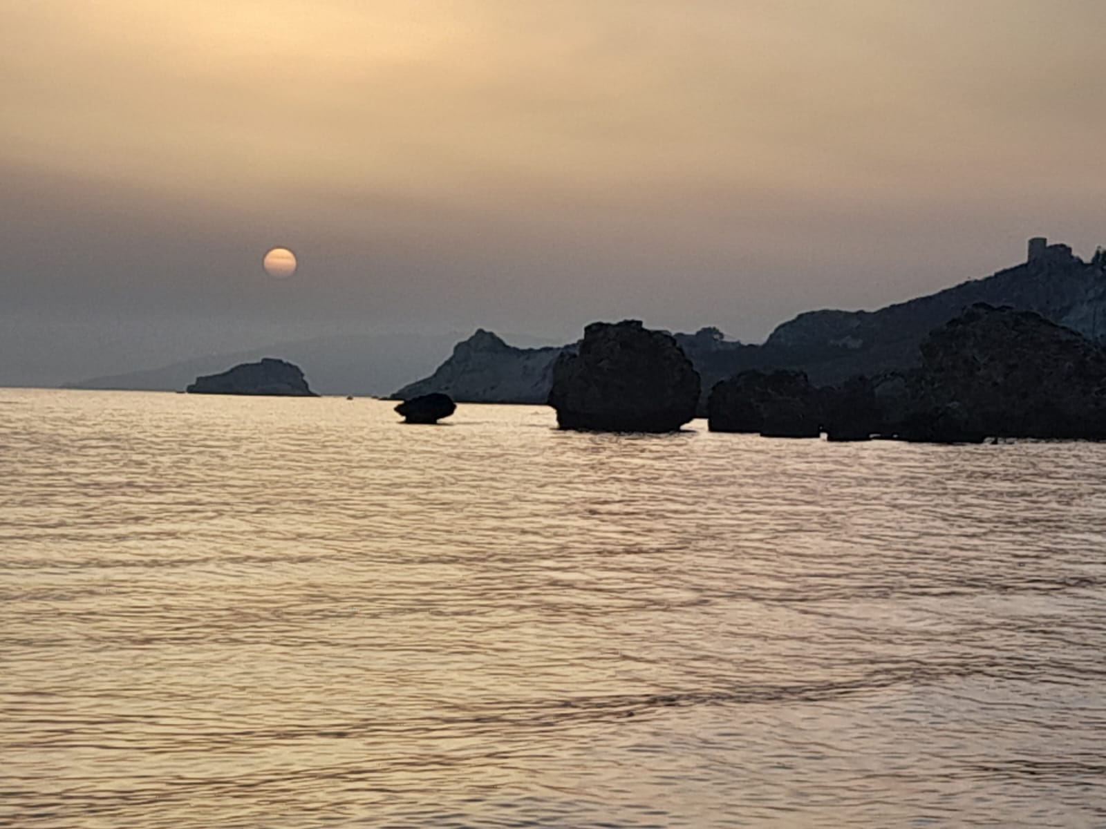 Le sagome dei faraglioni di Poliscia al calar del sole