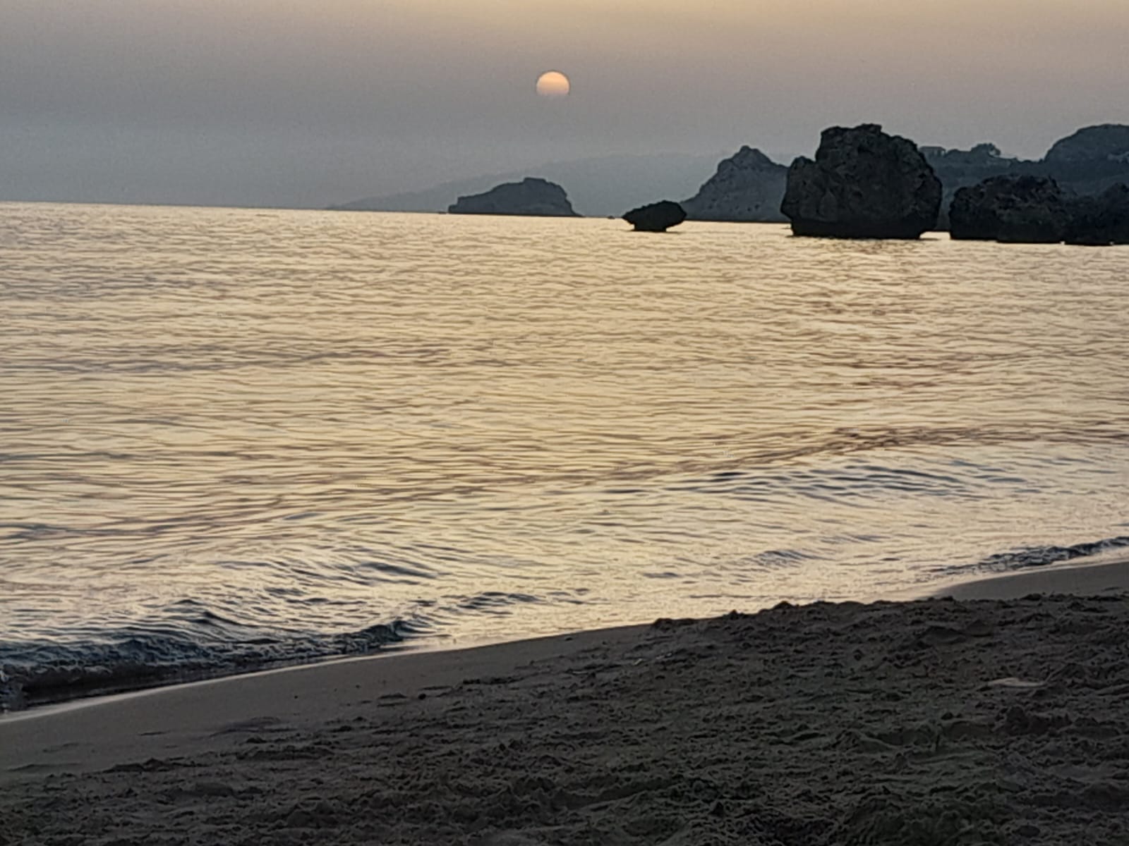 Gli scogli e i faraglioni di Cala Poliscia al tramonto