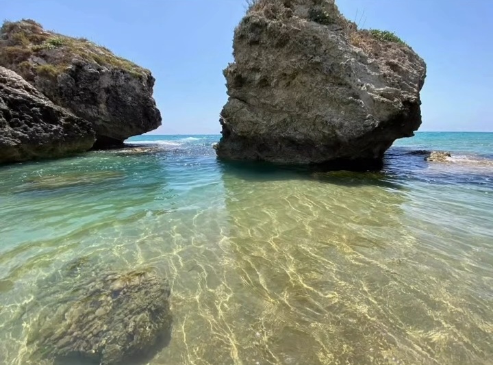 Acqua cristallina e trasparente tra gli scogli di Cala Poliscia