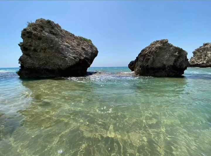 Scogli e acqua limpida sulla spiaggia di Poliscia