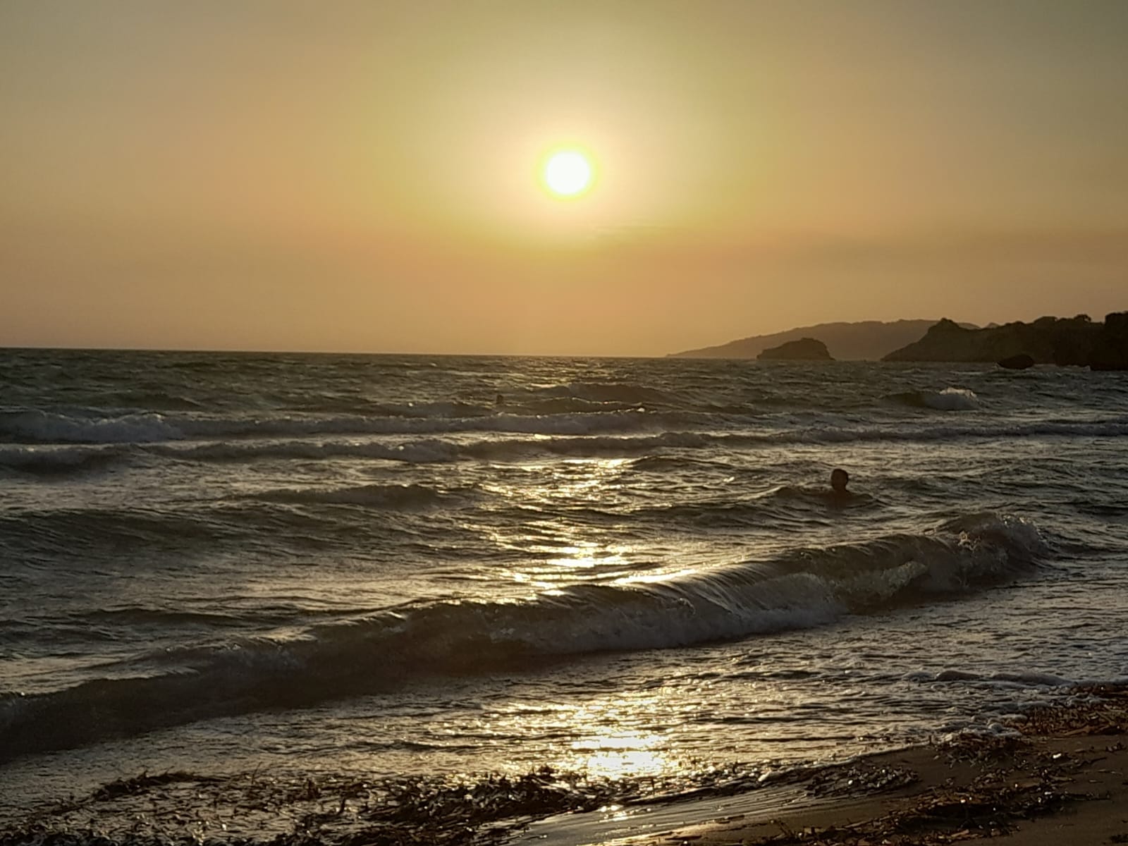 Tramonto dorato sul mare di Poliscia con la costa sullo sfondo
